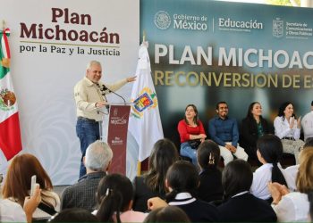 Inauguran Bedolla y Mario Delgado reconversión de telesecundaria a bachillerato, en Uruapan