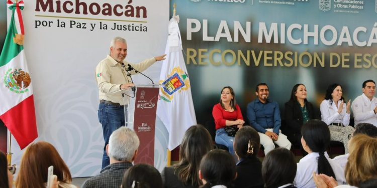 Inauguran Bedolla y Mario Delgado reconversión de telesecundaria a bachillerato, en Uruapan