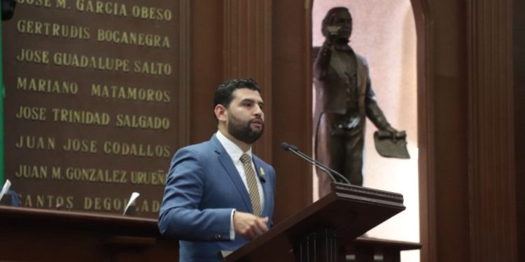 Octavio Ocampo presenta iniciativa para proteger a productores de maíz en Michoacán