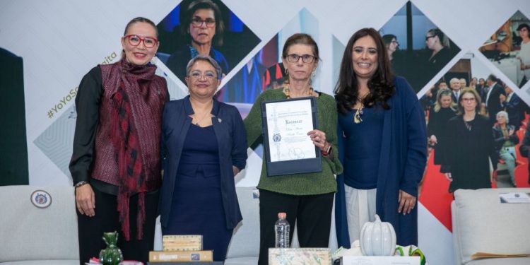 La doctora Annie Pardo incentiva a las y los estudiantes nicolaitas a convertirse en los futuros investigadores 