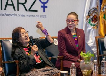 Necesario visibilizar el papel de las mujeres en la historia, señala la profesora Lupita Estrada ante estudiantes