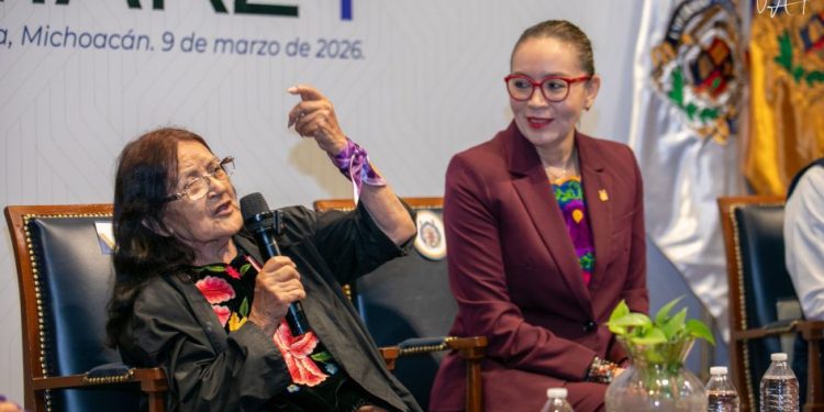 Necesario visibilizar el papel de las mujeres en la historia, señala la profesora Lupita Estrada ante estudiantes