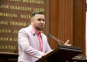 Plantea Reyes Galindo regular uso de celulares en escuelas primarias y secundarias de Michoacán