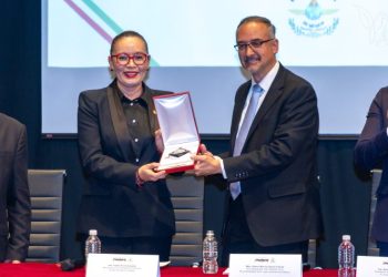 La autonomía universitaria es la condición para que la UMSNH pueda cumplir su función, afirma Yarabí Ávila al recibir la Medalla al Mérito Ciudadano