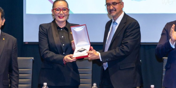 La autonomía universitaria es la condición para que la UMSNH pueda cumplir su función, afirma Yarabí Ávila al recibir la Medalla al Mérito Ciudadano