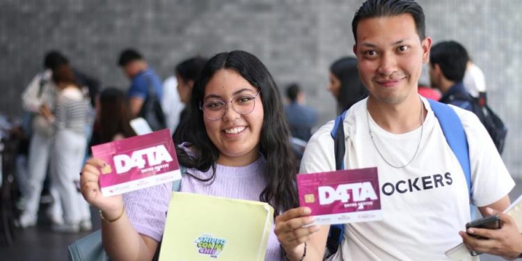 Continúa entrega de chips D4TA en escuelas y centros de distribución