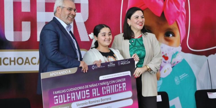 Garantiza Bedolla apoyo económico a 382 familias de niñas y niños con cáncer