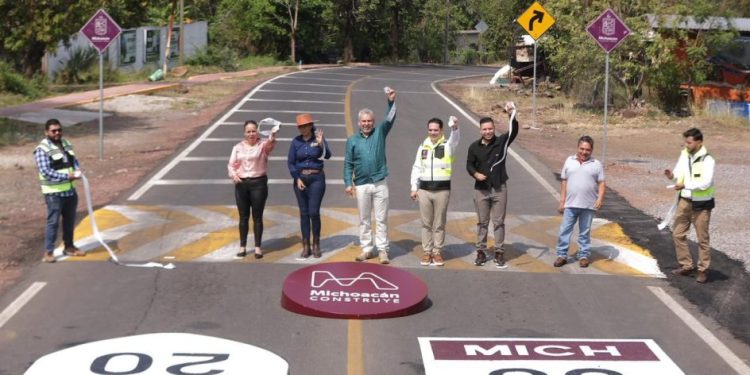 Rehabilitación de carretera de Nuevo Urecho impulsará al sector agropecuario: Bedolla
