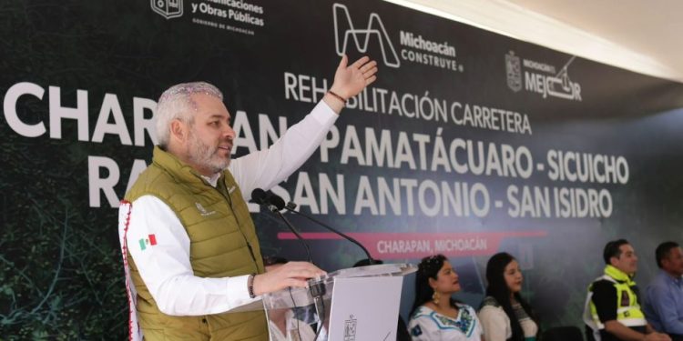 Con inversión 100% estatal, rehabilitados mil 900 km de la red carretera: Bedolla